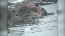 Casal corajoso faz sexo na praia durante chuva com raios e trovões